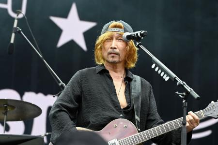 フジロックフェスティバルのステージでパフォーマンスする浅井健一=24日、新潟県湯沢町