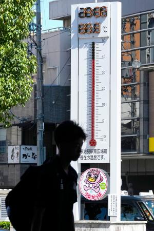３９度を超えた気温を表示する、岐阜県・ＪＲ多治見駅前に設置された温度計＝２４日午後