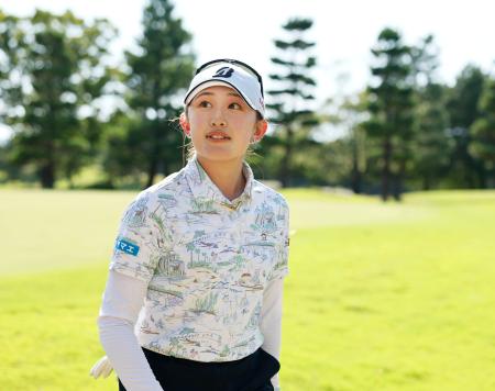 第２日、ホールアウトした加藤麗奈。通算１３アンダーで首位＝ザ・クイーンズヒルＧＣ
