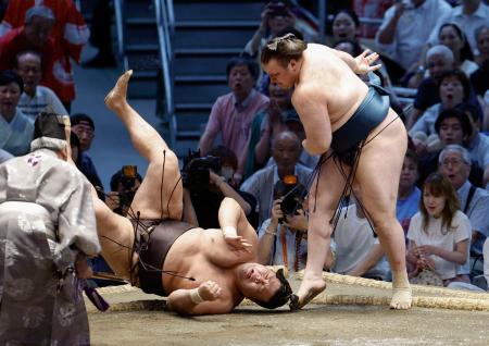 安青錦が肩透かしで霧島を破る＝ＩＧアリーナ
