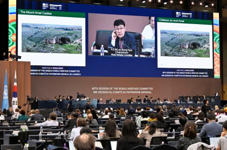 各国が推薦した候補の新規登録審査を始めたユネスコ世界遺産委員会＝２４日、韓国・釜山（共同）