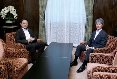 会談に臨む自民党の磯崎参院国対委員長（右）と立憲民主党の斎藤国対委員長＝２４日午前、国会