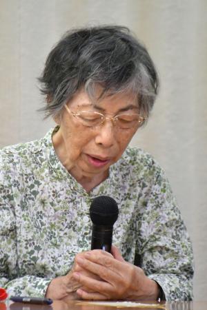 記者会見する空襲連の河合節子さん＝２４日午後、厚労省