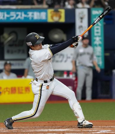 ９回オリックス１死一、二塁、太田が中前にサヨナラ打を放つ＝京セラドーム