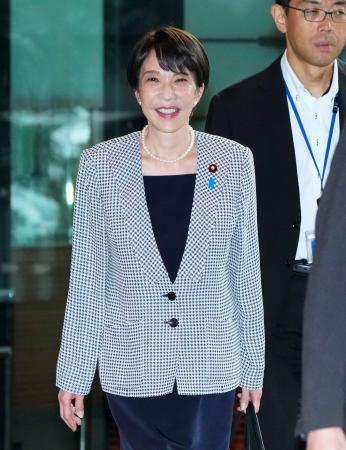 首相官邸に入る高市首相＝２４日午前