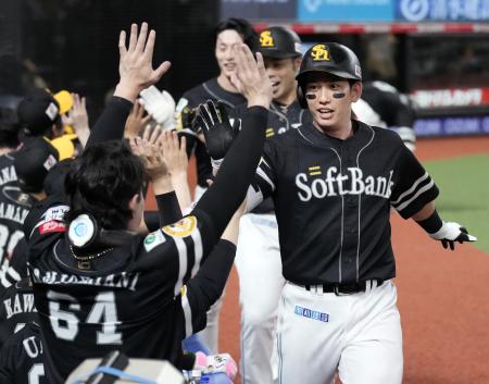 ４回、３ランを放ちナインに迎えられるソフトバンク・栗原（右手前）＝ベルーナドーム