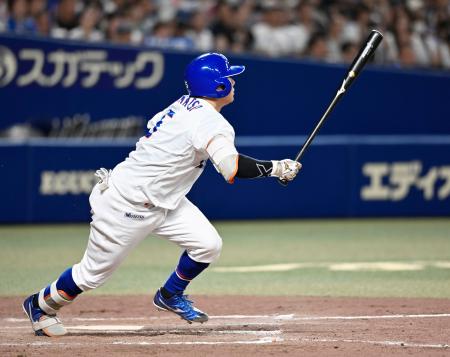 ９回中日１死二、三塁、村松がサヨナラの遊撃内野安打を放つ＝バンテリンドーム