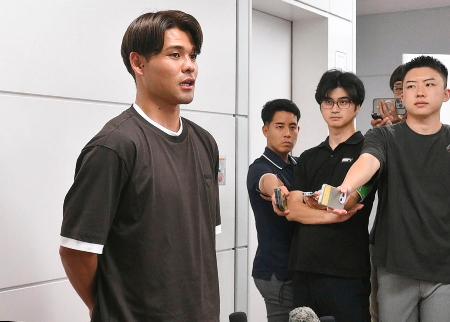 新シーズンに向けて渡欧する前に羽田空港で取材に応じるサッカー日本代表の佐野海舟（左端）＝２４日