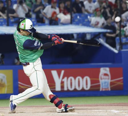 １２回ヤクルト２死一塁、内山が左越えにサヨナラ２ランを放つ＝神宮