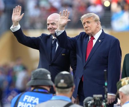 Ｗ杯決勝の表彰式に出席したＦＩＦＡのインファンティノ会長とトランプ米大統領＝ニューヨーク（共同）