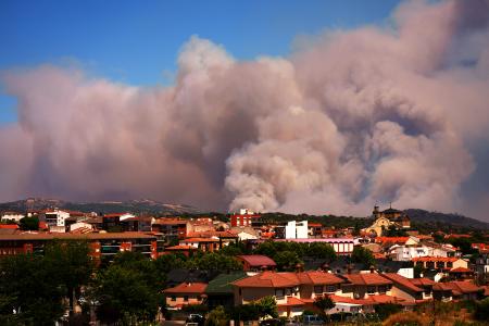 24日、山火事が拡大するスペイン・アビラ県で立ち上る煙(AP=共同)