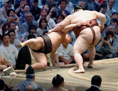 １３日目の２４日、熱海富士（右）に寄り倒しで敗れる豊昇龍＝ＩＧアリーナ