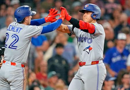 米大リーグ、レッドソックス戦の７回、２３号本塁打を放ち迎えられるブルージェイズの岡本和真。日本勢のメジャー１年目最多を更新した＝２４日、ボストン（ＡＰ＝共同）