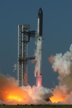 米スペースＸの拠点施設から打ち上げられる大型宇宙船「スターシップ」＝２４日、米テキサス州（ＡＰ＝共同）