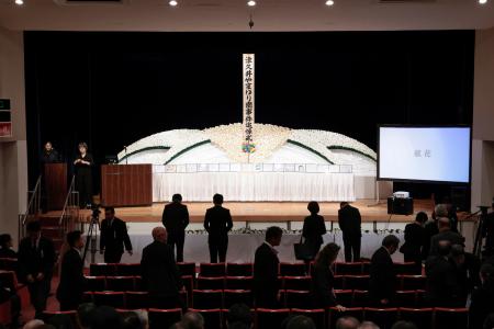 知的障害者施設「津久井やまゆり園」の殺傷事件から１０年となるのを前に開かれた追悼式で、献花をする参列者＝２５日午後、相模原市