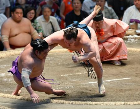 安青錦が寄り倒しで尊富士を破る＝ＩＧアリーナ
