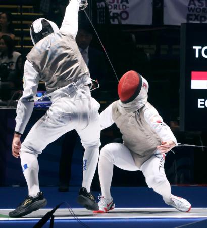 男子フルーレ個人３回戦でエジプト選手と対戦する飯村一輝（右）＝香港（共同）