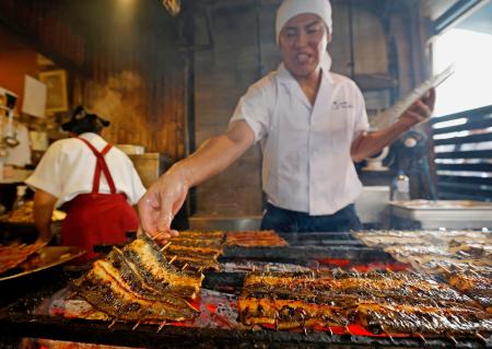 土用の丑の日を迎え「八ツ目や　にしむら目黒店」で焼き上げられるウナギ＝２６日午前、東京都目黒区