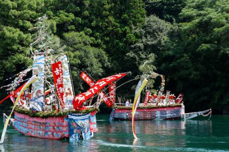 和歌山県の串本、古座川両町を流れる古座川で営まれた「河内祭」＝２６日午前