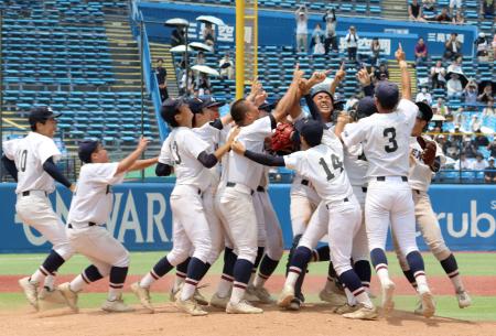 　春夏通じて初の甲子園出場を決め、マウンドで喜ぶ八王子実践ナイン＝神宮