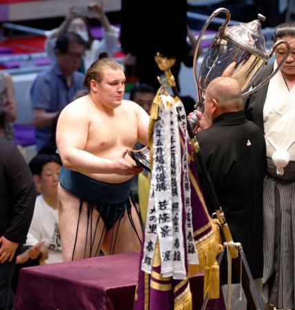 大相撲名古屋場所で優勝し、日本相撲協会の八角理事長（右）から賜杯を受け取る安青錦＝２６日、名古屋市のＩＧアリーナ
