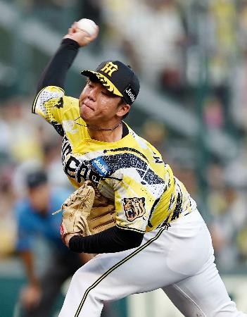 　巨人戦に先発した阪神・村上＝甲子園