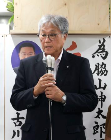 佐賀県玄海町長選で落選し、敗戦の弁を述べる脇山伸太郎氏＝２６日夜、玄海町