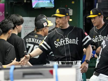 　西武に勝利し、握手を交わすソフトバンク・小久保監督＝ベルーナドーム