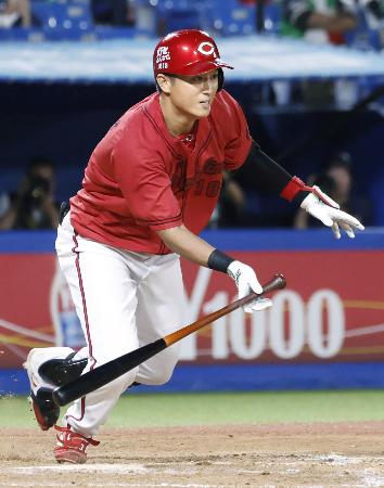 ９回広島１死三塁、佐々木が右翼線に勝ち越し二塁打を放つ＝神宮