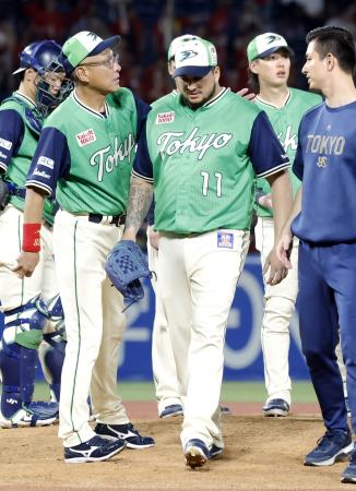 　９回、勝ち越しを許し降板するヤクルトのキハダ（１１）。左は池山監督＝神宮