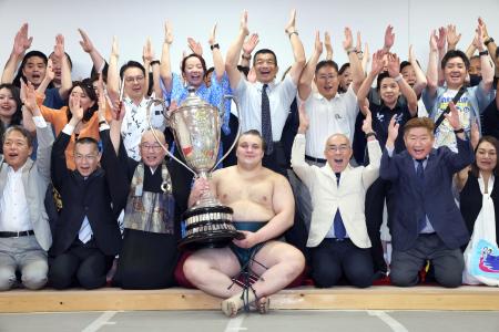 大相撲名古屋場所で３度目の優勝を果たし、賜杯を手に喜ぶ安青錦＝２６日、名古屋市のＩＧアリーナ（代表撮影）