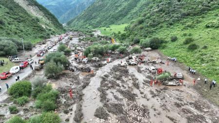中国北西部の甘粛省定西市で発生した鉄砲水の災害現場＝２６日（新華社＝共同）