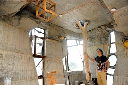 　「蟻鱒鳶ル」の内観と岡啓輔さん＝東京都港区