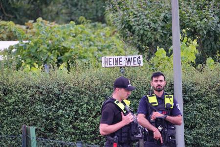 　突入事件の容疑者が射殺された現場近くを警備する警察官＝２６日、ベルリン（ＤＰＡ提供・ＡＰ＝共同）