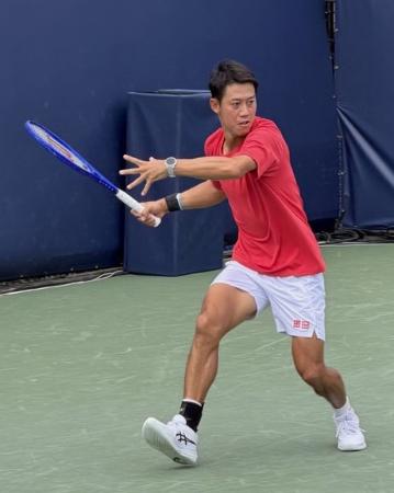 試合会場で練習する錦織圭=26日、米ワシントン(共同)
