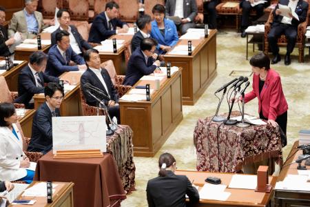 衆院予算委の集中審議で中道改革連合の階幹事長（左下から２人目）へ答弁する高市首相＝２７日午前