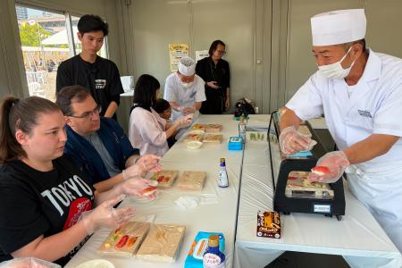 寿司づくりに挑戦する米国人＝５月、東京都内（ＡＰ＝共同）