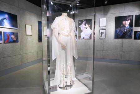 　「Ｃｏｕｔｕｒｅ　ｏｎ　Ｉｃｅ　羽生結弦×伊藤聡美　写真集」の展覧会＝東京都港区（（Ｃ）スケーター／羽生結弦、衣装／伊藤聡美、撮影／矢口亨）
