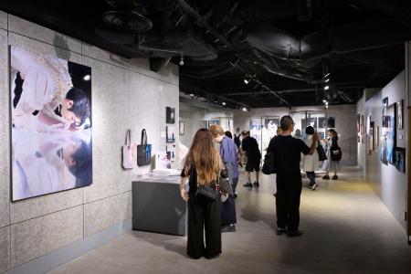 　「Ｃｏｕｔｕｒｅ　ｏｎ　Ｉｃｅ　羽生結弦×伊藤聡美　写真集」の展覧会＝東京都港区（（Ｃ）スケーター／羽生結弦、衣装／伊藤聡美、撮影／矢口亨）