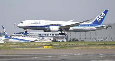 羽田空港に着陸する全日空の航空機＝５月