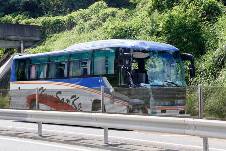 大分自動車道下り線で起きた事故で車体が破損した観光バス＝２７日午後、大分県由布市