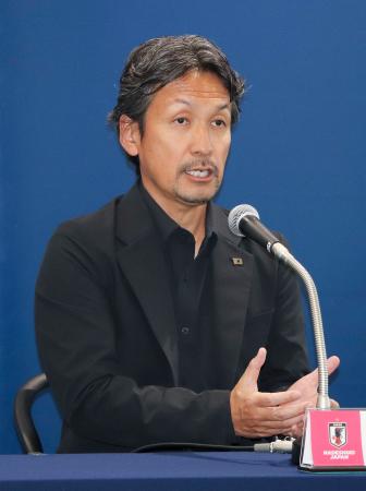 愛知・名古屋アジア大会へ臨むメンバーを発表し、記者会見するサッカー女子日本代表の狩野監督＝２７日午後、東京都文京区