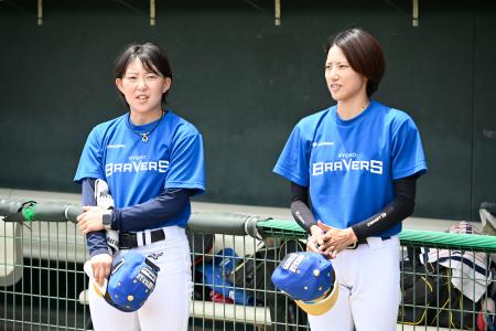 米女子プロ野球リーグに挑戦する山本涼香（左）と楢崎涼＝１７日、兵庫県三田市