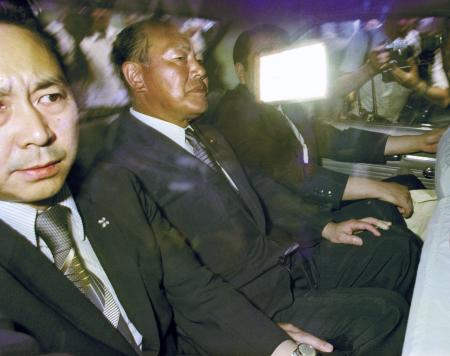 １９７６年７月、逮捕され東京地検から東京拘置所に向かう田中角栄元首相（中央）＝東京・霞が関