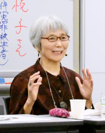 龍谷大の公開講義で学生の質問に答える山田悦子さん＝２７日午後、京都市