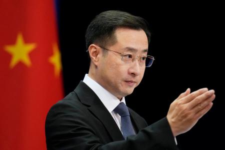 記者会見する中国外務省の林剣副報道局長＝２７日、北京（共同）