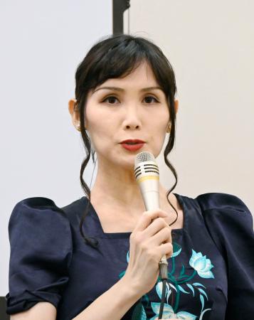 記者会見する仲岡しゅん弁護士＝２７日午後、国会