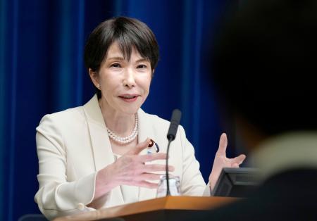 記者会見で質問に答える高市首相＝２７日午後、首相官邸