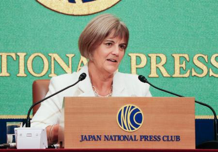 記者会見する英国のジュリア・ロングボトム駐日大使＝２７日、東京都内の日本記者クラブ
