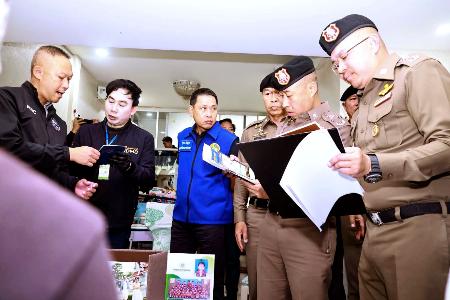 国籍不正取得容疑の関係先で捜査するタイ警察幹部ら＝２４日、バンコク（タイ警察提供、共同）